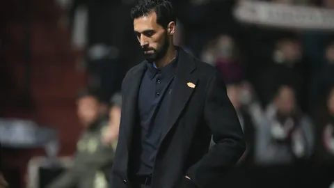 马刺豪取15胜11负佳绩，连胜脚步逼近湖人，巅峰对决一触即发！